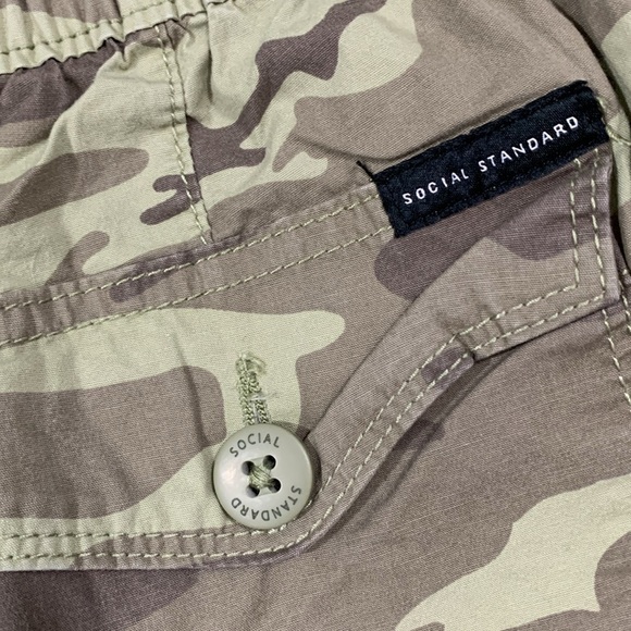 Social Standard by Sanctuary Roll Cuff Camouflage Stretch Cotton Shorts size S - Picture 5 of 10